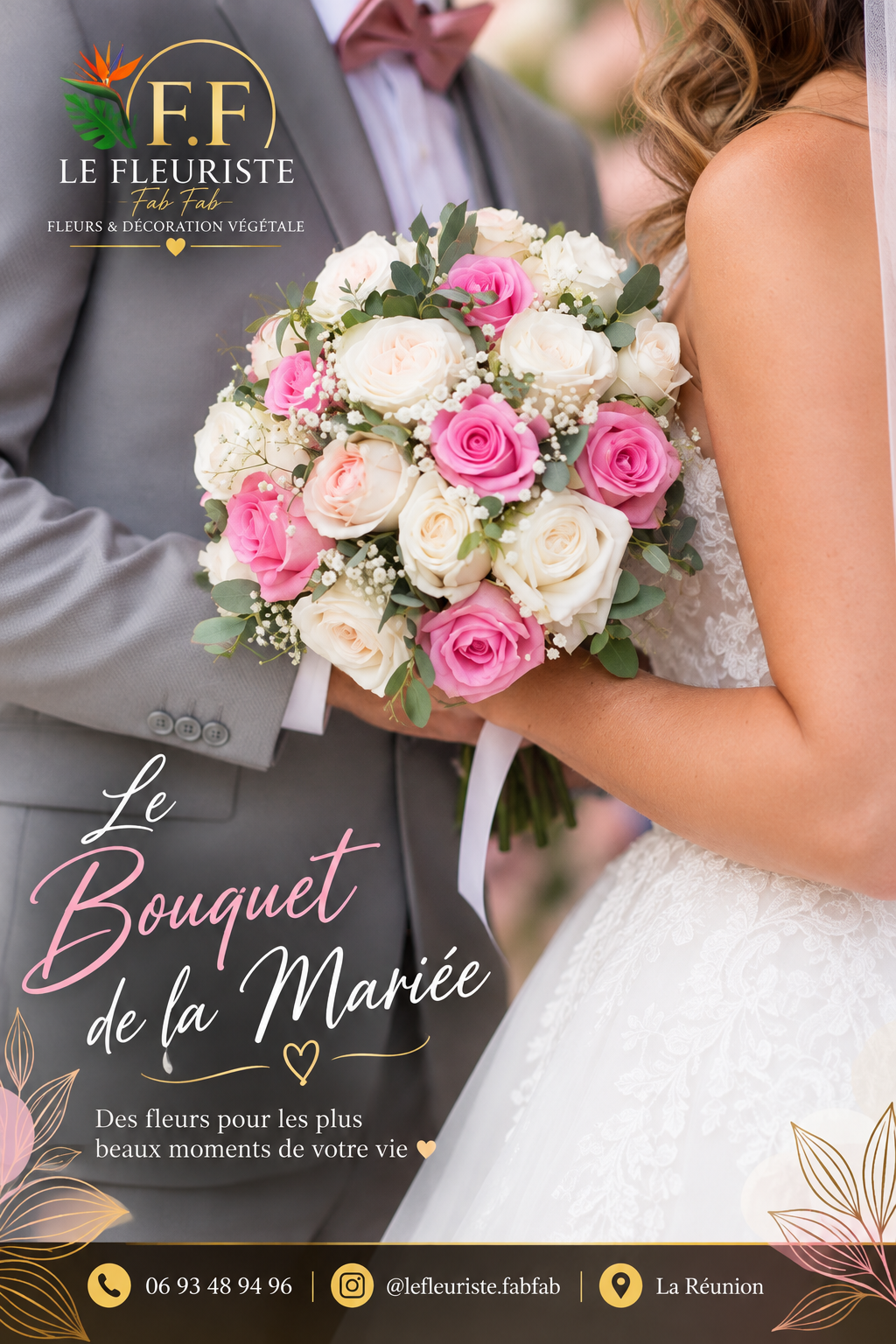 Bouquet de mariée aux roses roses et ivoire tenu par les mariés