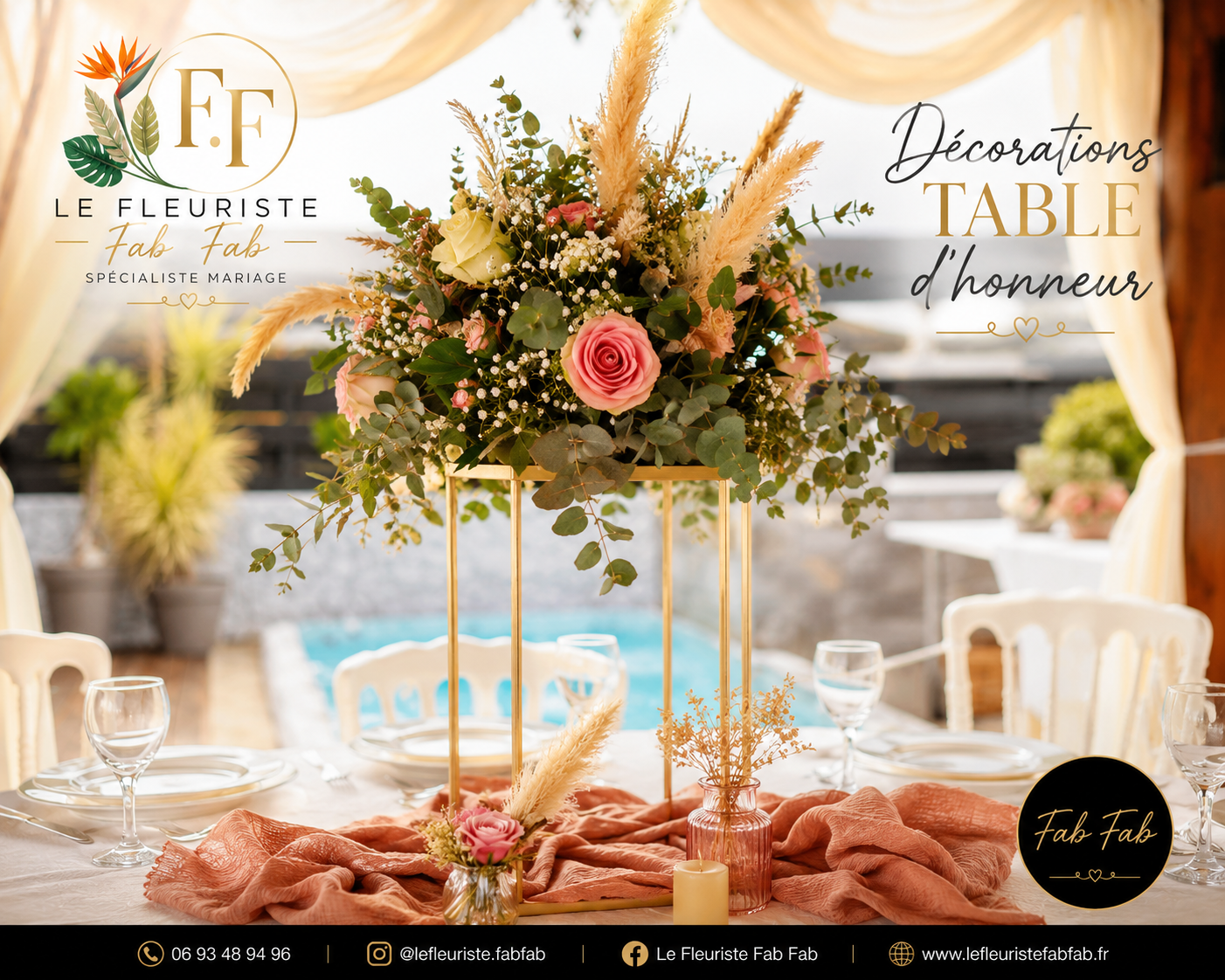 Centre de table sur chandelier doré, roses et pampa en bord de piscine