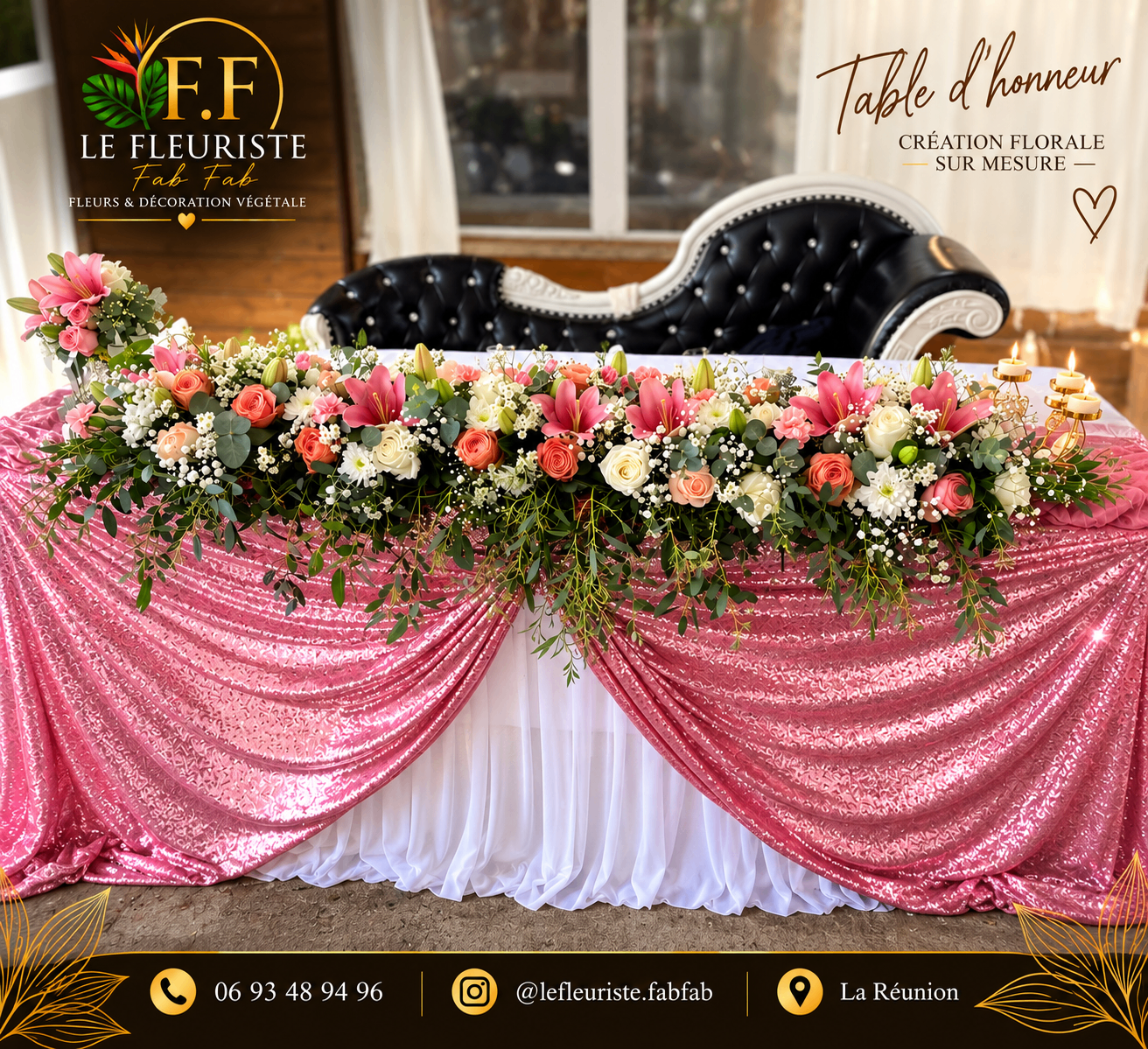 Table d’honneur com toalha rosa e flores corais