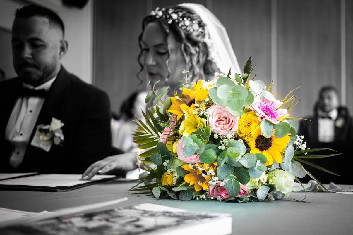 Bouquet de mariée coloré posé sur une table lors d'une cérémonie