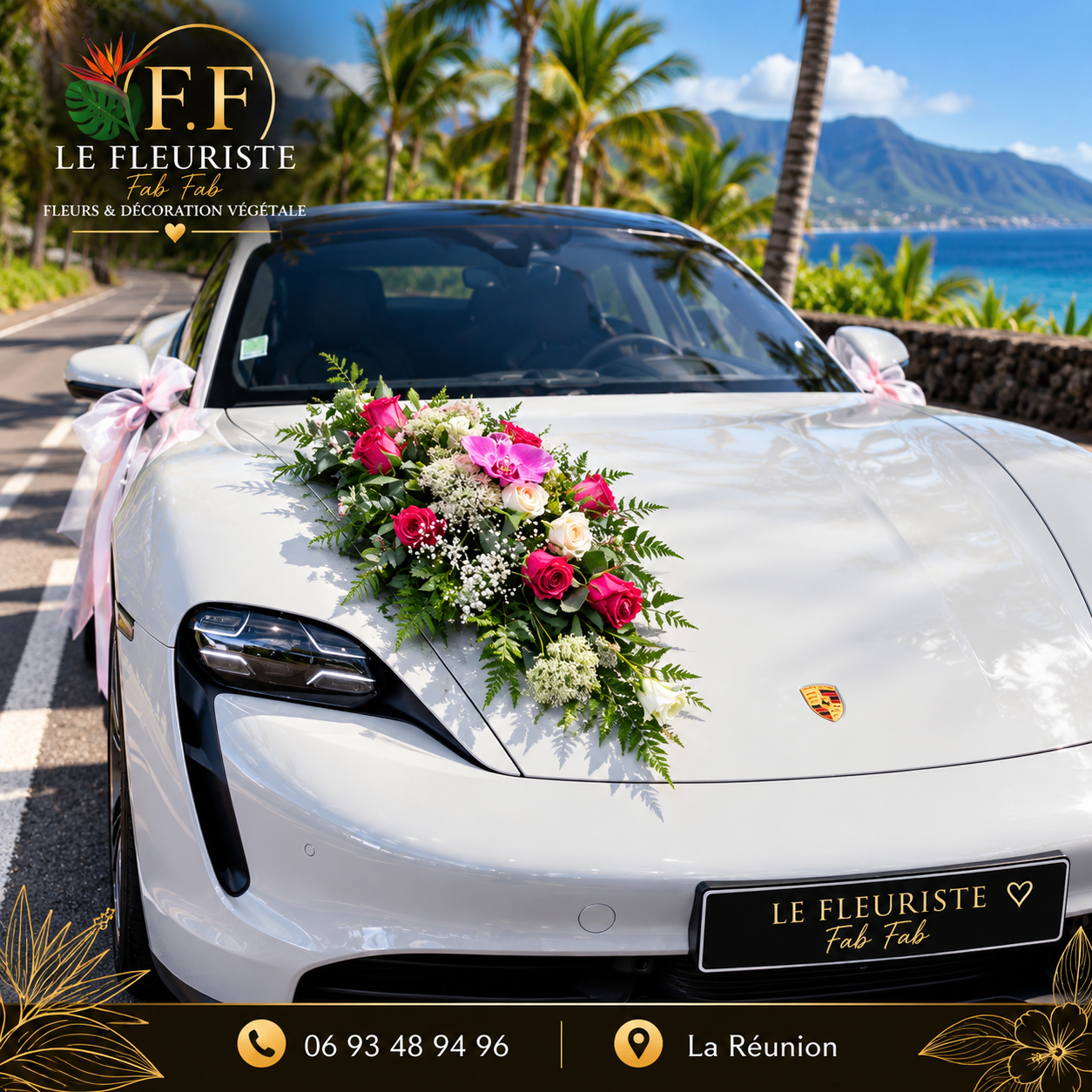 Voiture de mariée décorée de roses et d’orchidées par Le Fleuriste Fab Fab, avec le logo F.F