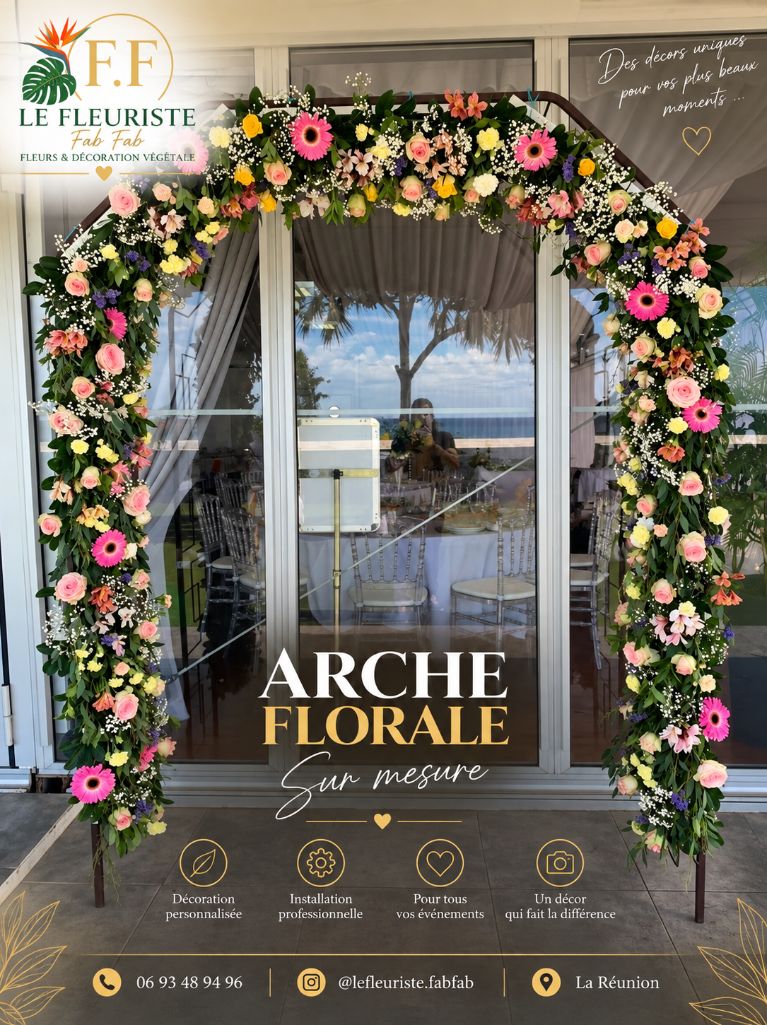 Arche fleurie aux gerberas et roses pastels en bord de mer